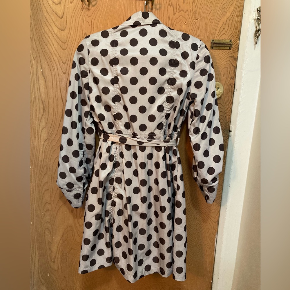 Lightweight, polka dotted, polyester trench. Size M. Unique ‘scarf’ collar. - Picture 2 of 3